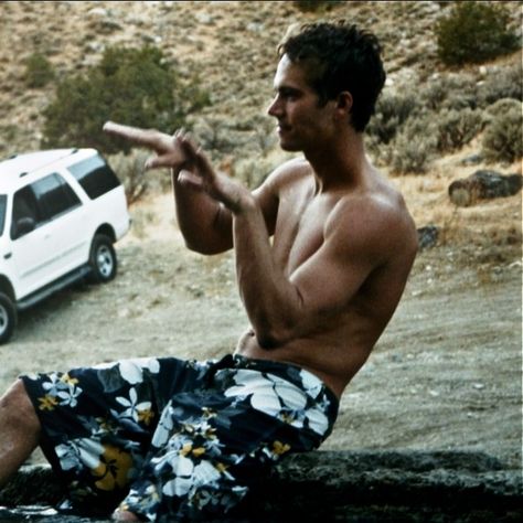 Paul Walker 90s, Paul Walker Hair, Paul Walker Shirtless, White Tees Outfit, Paul Walker Quotes, Paul Walker Pictures, Paul Walker Photos, Why Dont We Band, Chad Michael Murray