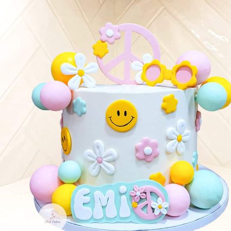 Eighth Birthday Cake, Smiley Face Flower Cake, Groovy Pastel Aesthetic, Cake Ideas For 12 Year Girl, Smiley Cake Ideas, Good Vibes Birthday Cake, Diy Groovy Cake, Pastel Groovy Party, Five Is A Vibe Cake Ideas