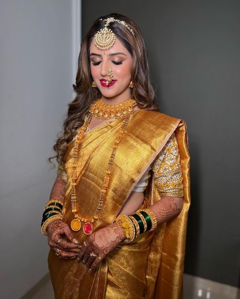 Maharashtrian Brides, Saree Outfits, Marathi Nath, Maharashtrian Bride, Maharashtrian Wedding, Quotation Format, Hair Style On Saree, Marathi Bride, Marathi Wedding