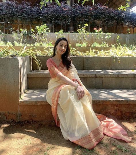 Traditional Sari Look, Simple Saree For College Function, Simple Saree Aesthetic, Casual Saree Outfit, Desi Saree Look, Saree Simple Look, Saree Look Aesthetic, Formal Saree Look, Traditional Saree Looks