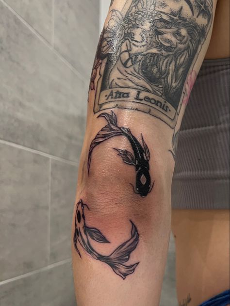 Inner Elbow Tattoos, Tato Ikan Koi, Pisces Tattoos, Tattoo Inspiration Men, Koi Tattoo, Elbow Tattoos, Koi Fish Tattoo, Carpe Koi, Tattoo Style Drawings