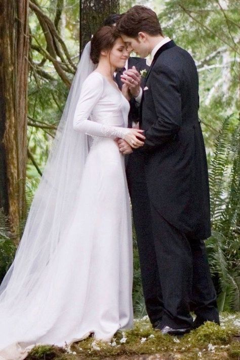 Kristen Stewart Long Sleeves Wedding Dress In Twilight - TheCelebrityDresses Bella Swan Wedding Dress, Bella And Edward Wedding, Twilight Wedding Dresses, Bella Wedding Dress, Movie Wedding Dresses, Kristen Stewart Twilight, Twilight Wedding, Swan Wedding, Twilight Saga Series