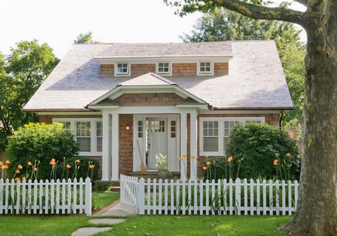 Cute Small Houses, Hamptons Cottage, Small Cottages, Colonial Style Homes, Fence Styles, Cottage Exterior, Tiny Cottage, White Picket Fence, Style Cottage