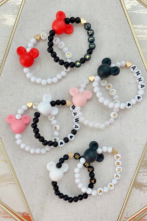 Minnie Mouse Beaded Bracelet, Disney Inspired Friendship Bracelets, Beaded Bracelets Kids, Mickey Bead Bracelet, Disney Beaded Bracelet Diy, Disneyland Bracelet Ideas, Kid Bracelet Ideas, Disney Inspired Bracelets, Disney Bracelet Ideas Clay Beads