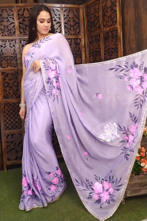 Hnad painted lavender silk chiffon saree with brigh fuchsia colour flowers allover and pair of love birds on the pallu, enhanced with sequin, beads and gota edging. Floral Blouse Designs, Fabric Colour Painting, Saree Painting Designs, Saree Painting, Hand Painted Dress, Fabric Painting On Clothes, Hand Embroidery Dress, Frock Fashion, Modern Saree