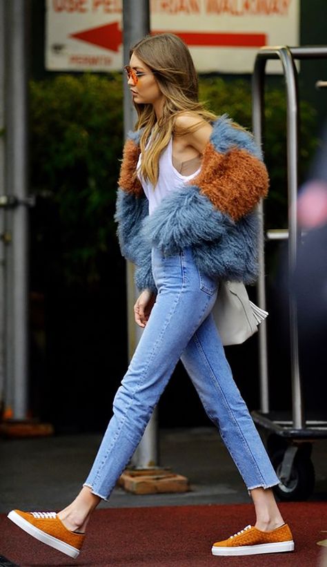 Haute Couture, جيجي حديد, Gigi Hadid Street Style, Gigi Hadid Outfits, Gigi Hadid Style, Fashion Week Trends, Parisienne Chic, Walking Down The Street, Chanel Tote