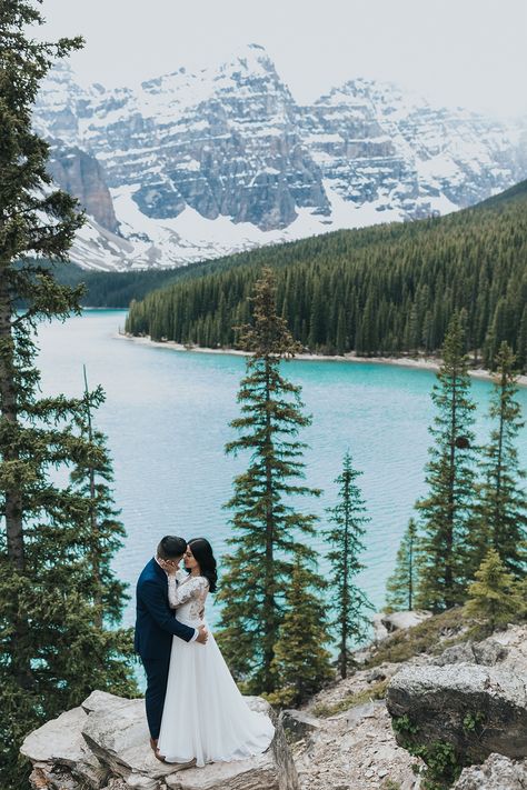 Moraine Lake Wedding, Lake Portrait, Lake Elopement, Poses Wedding, Mountain Weddings, Rocky Mountain Wedding, Pictures Wedding, Indoor Ceremony, Moraine Lake