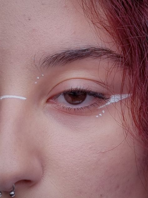 white eyeliner with dots and lines White Graphic Eyeliner, Modele Zentangle, Hippie Makeup, Teknik Makeup, Funky Makeup, Maquillage On Fleek, Vampire Bride, Cute Eye Makeup, Graphic Makeup