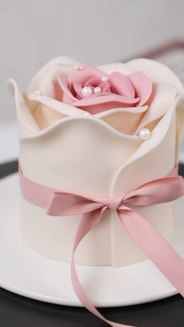 Cupcakes Design, Patisserie Fine, Fondant Cake Designs, Fondant Rose, Luxury Cake, Elegant Birthday Cakes, Cake Decorating Piping, Mini Cakes Birthday, Beautiful Birthday Cakes