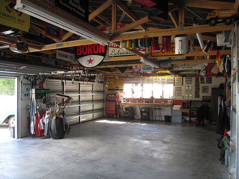 Car Garage Workshop Aesthetic, Garage Aesthetic House, Garage Astethic, Garage Style Interior, Old Garage Aesthetic, Aesthetic Car Garage, Truck Shop Garage, Mechanic Garage Aesthetic, House Garage Interior