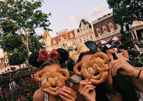 Disney Trip With Friends, Disney Poses, Disney Picture Ideas, Disney College Program, Disneyland Photos, Disney Photo Ideas, Disney World Pictures, Disney World Outfits, Disneyland Pictures