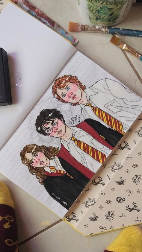 Dibujo Harry Potter Painting Of Harry Potter, Harry Potter Christmas Drawing, Golden Trio Drawing, Harry Potter Aesthetic Drawing, Harry Potter Cute Drawings, Harry Potter Drawing Ideas Sketches, Harry Potter The Golden Trio, Dibujo Harry Potter, Harry Potter Drawings Sketches