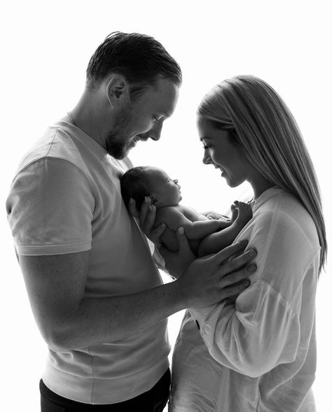 New Born Baby With Parents Photos, Couples Newborn Photoshoot, 2 Week Newborn Photos, Newborn Couple Photography, Mom And Dad Newborn Pictures, Newborn And Mommy Pictures, First Family Photos With Newborn, Baby And Mom Photography, Indoor Newborn Family Pictures