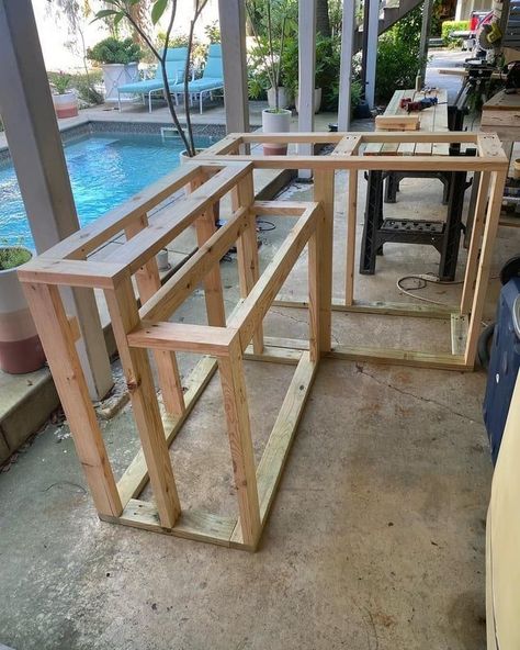 Building A Home Bar, Outdoor Tiki Bar, Home Bar Plans, Diy Outdoor Bar, Outside Bars, Home Bar Rooms, Christmas Patio, Basement Bar Designs, Bar Plans