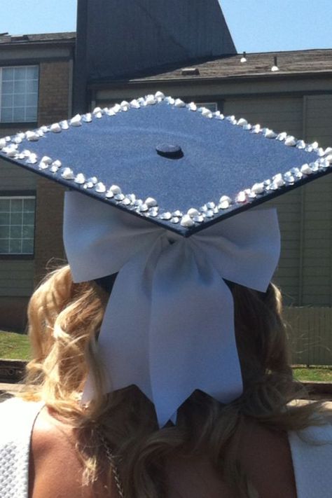 Bow Cap Graduation, Grad Caps With Bows, Hat Graduation Decoration, College Grad Cap Ideas Simple, Simple Cap Ideas For Graduation, Pink Rhinestone Grad Cap, Extra Graduation Cap, Graduation Hair Ideas With Cap, Gold Grad Cap Ideas