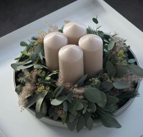 Christmas Decor Eucalyptus, Advent Wreath Eucalyptus, Christmas Eucalyptus Decorations, Christmas Wreath Eucalyptus, Homemade Advent Wreath Diy, Diy Christmas Advent Wreath, Christmas Wreaths Eucalyptus, Christmas Wreaths Table, Advent Christmas Wreath