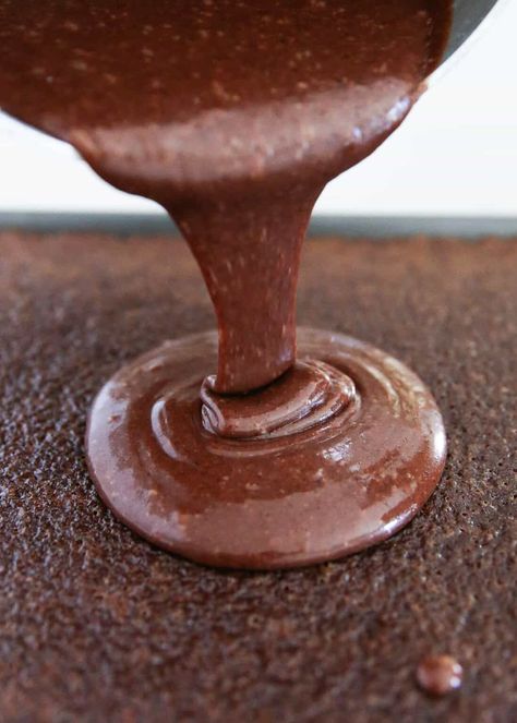 Cooked Chocolate Icing, Best Chocolate Icing, Homemade Chocolate Icing, Pound Cake Icing, Fudge Icing Recipe, Chocolate Cake Icing, Chocolate Icing Recipes, Cooked Frosting, Strawberry Sheet Cakes