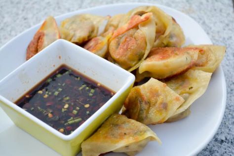 Vegetarian Wontons Spicy Soy Dipping Sauce-4 Vegetarian Wontons, Plain Pasta, Vegetarian Wonton, Soy Dipping Sauce, Mac And Cheese Pizza, Vegetable Dumplings, Wonton Recipes, Wontons, Trader Joe