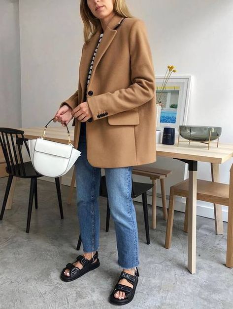 What to Wear in 15-Degree Weather: Your 9-Piece Capsule | Who What Wear UK Mode Dope, Camel Blazer, Dad Sandals, Elegante Y Chic, Jumper Outfit, Outfit Vintage, Blazer Outfit, Winter Trends, Blazer Outfits