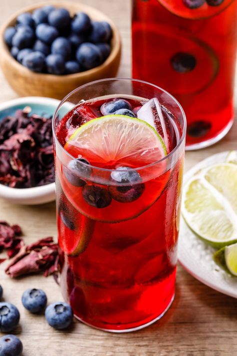 How to Make Antioxidant-Rich Blueberry Hibiscus Tea - Nurtured Homes Hibiscus Tea Recipe, Sun Tea Recipes, Hibiscus Recipe, Hibiscus Lemonade, Hibiscus Iced Tea, Hibiscus Drink, Mint Julep Recipe, Blueberry Lemonade, Squeezed Lemon