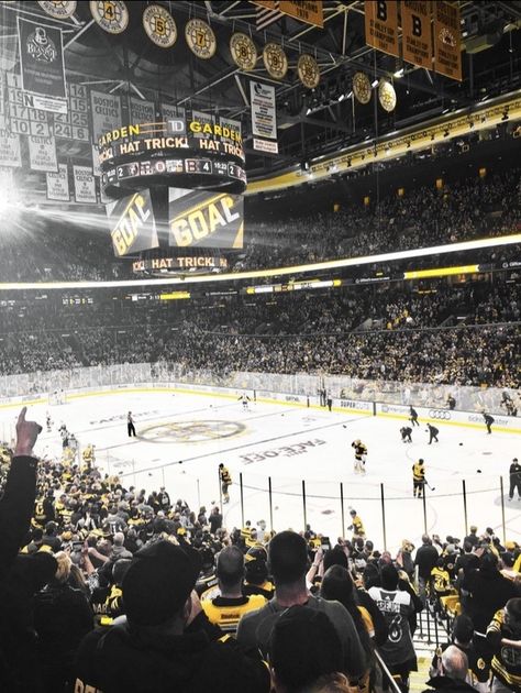 Boston Bruins Aesthetic, Boston Vibes, Bruins Aesthetic, Ice Hockey Aesthetic, Nhl Aesthetic, Books Core, England Bucket List, Hockey Photography, Boston Aesthetic