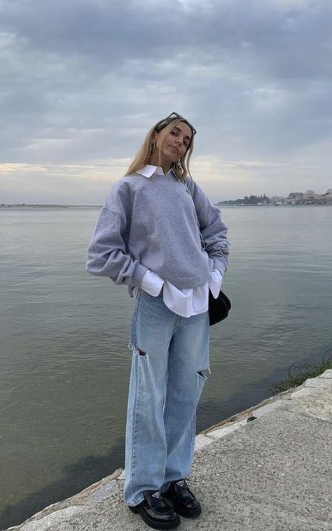 Grey Crewneck Outfit, Crewneck And Jeans, Collared Shirt Outfits, Sofia Coelho, Crewneck Outfit, 00s Mode, Fits Ideas, Outfit Oversize, Everyday Fits