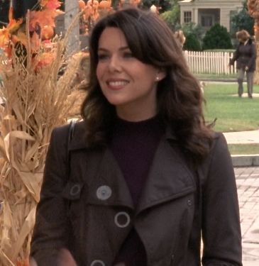 Lorelai Gilmore Hair Curly, Lora Lie Gilmore, Lorelai Gilmore Haircut, Lorelai Gilmore Pictures, Loralie Gilmore Makeup, Loralie Gilmore Hair, Lorelei Gilmore Hair, Lorlie Gilmore Aesthetic, Lorelai Gilmore Pfp