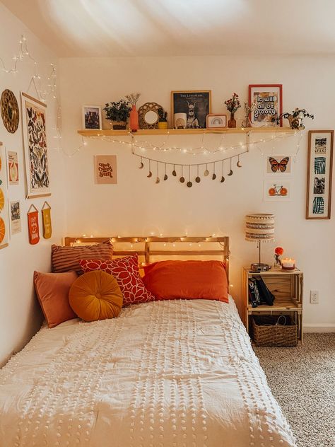 cozy dorm room  ideas vintage cozy dorm room  ideas green cozy dorm room  ideas aesthetic cozy dorm room  ideas blue cozy dorm room  decor cozy dorm room  decor inspiration Boho Dorm Room Decor Ideas, Pink Boho Dorm Room, Orange Room Ideas, Dorm Rooms Aesthetic, Dorm Room Green, Orange Room Aesthetic, Boho College Dorm, College Dorm Room Aesthetic, Dorm Room Ideas Aesthetic