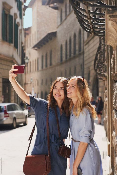 Travel People Photography, Girl Taking Photographs, Person Taking Selfie, People Taking Selfies, Friend Selfies, People Taking Photos, People Taking Pictures, Selfie With Friends, Galactik Football