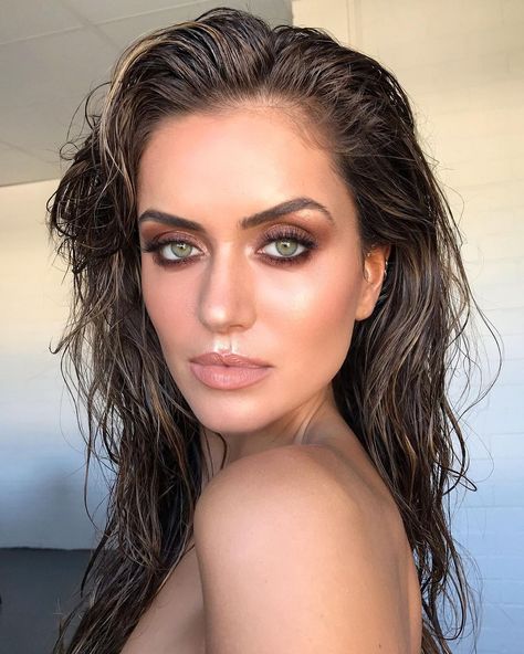 Bronze Smokey Eye Makeup, Eyeshadow Smokey, Eyeshadow Smokey Eye, Bronze Smokey Eye, Wet Look Hair, Bronze Eye Makeup, Smokey Eye Makeup Look, Natural Smokey Eye, Wedding Makeup For Brown Eyes