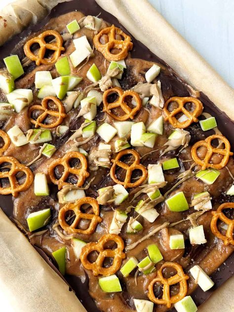 Caramel Apple Bark - Lesswithlaur Caramel Apple Bark, Apple Bark, Gluten Free Caramel Apples, Bark Recipes, Chocolate Caramel Pretzels, Pumpkin Oatmeal Cookies, Gluten Free Pretzels, Chocolate Apples, Caramel Pretzels