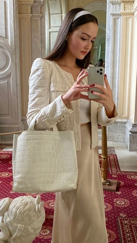 SPOTTED Blair waldorf lookalike in a boucle knit jacket x satin skirt Komarova Kristina, Autumn Old Money Outfits, Feminine Aesthetic Outfits, Coquette Old Money, Estilo Blair Waldorf, Estilo Gossip Girl, Blair Waldorf Outfits, Rich Outfits, Money Dress