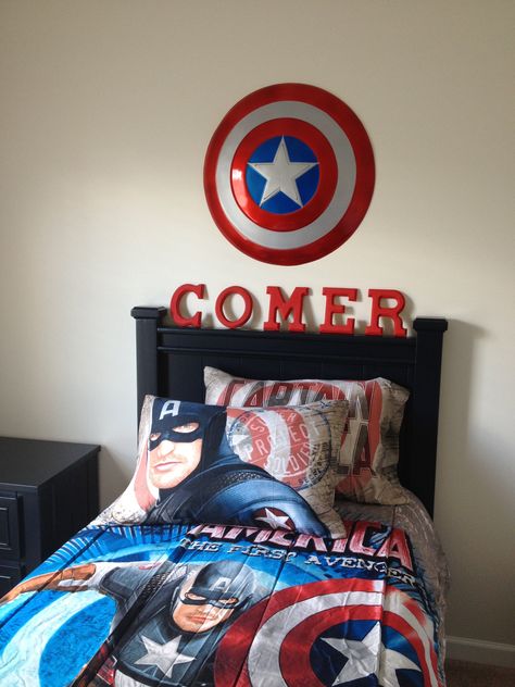 Captain America Bedroom- I think Comer is the kids name: awesome! Captain America Bedroom Ideas, Captain America Room, Captain America Bedroom, America Bedroom, Marvel Avengers Bedroom, Avengers Room, Boys Bedroom Themes, Superhero Bedroom, Superhero Room