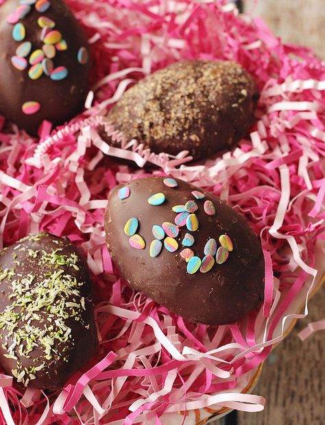 Maple Cream Easter Eggs Cream Easter Eggs, Easter Candy Recipes, Cream Eggs, Easter Egg Candy, Religious Cakes, Easter Recipe, Candy Egg, Easter Sweets, Easter Desserts Recipes