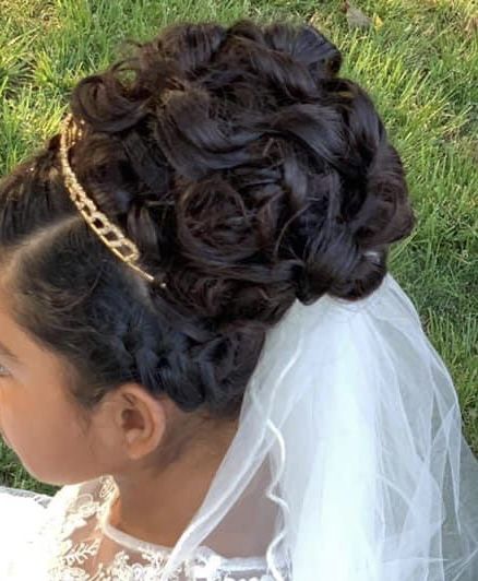 Cute Hairstyles For First Communion, Hair Styles For First Communion, First Communion Hairstyles With Crown, Quince Half Up Half Down Hairstyles, 1st Communion Hairstyles, Quince Cinderella, Holy Communion Hairstyles, First Communion Hair, Communion Crown