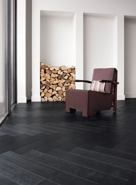 Leefruimte dans le parc | homifier Black Wooden Floor, Kitchen Swagger, Black Flooring, Black Wood Floors, Herringbone Flooring, Cheap Living Room Furniture, Painting Wooden Furniture, Herringbone Wood Floor, Flooring Inspiration