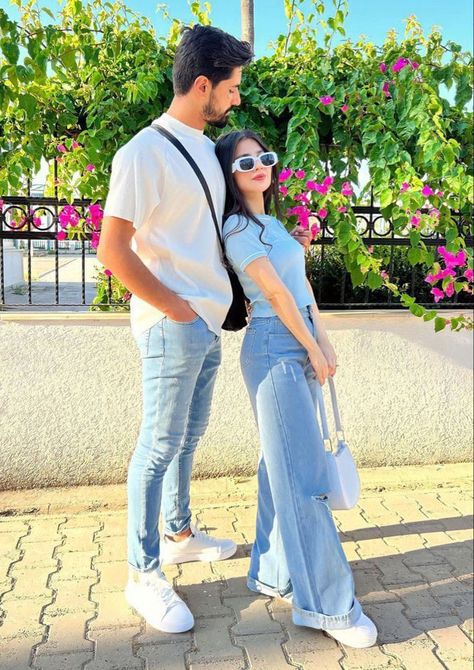 Photo Shoot Standing Poses, Aesthetic Couple Pose Ideas, Poses Couple Aesthetic, Stylish Photo Pose For Couple, Couple Photography Poses Instagram, Couple Pose Standing, Poses For Pictures Instagram Couple, Couples Posing Ideas Instagram, Couple Poses Outside