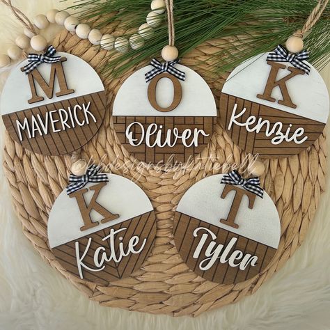 Super cute round wooden Christmas ornaments personalized with your name, and shiplap design of choice. These ornaments make the perfect Christmas gift for your entire family! -5 different shiplap engraving designs to choose from -5 different fonts to choose from Dimensions:  - 3.75" x 3.75" Wooden, laser cut & engraved, stained and painted. No returns or refunds on custom orders, please ensure your spelling is correct when ordering. Easy Wooden Ornaments, Laser Wood Projects Gift Ideas, Cricut Christmas Stockings, Personalized Wood Ornaments, Laser Engraved Signs, Laser Projects That Sell, Circuit Christmas Gifts, Laser Engraving Christmas Ideas, Glowforge Christmas Ornaments