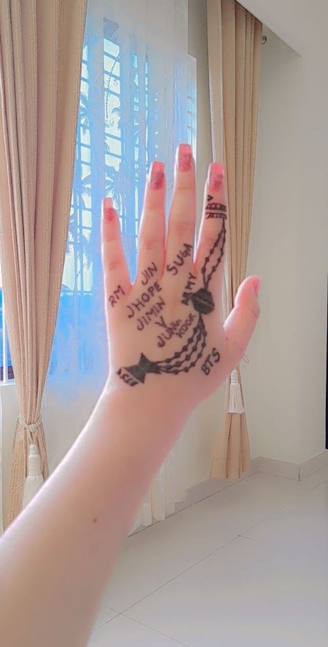 Blackpink Mehendi Design, Bts Mehedi Design, Bts Army Mehndi Designs, Bts Mehndi Designs Simple, Aesthetic Mehandi Designs Back Hand, Bts Mehandi Designs, Bts Mehendi Design, Bts Henna Designs, Bts Mehndi Designs