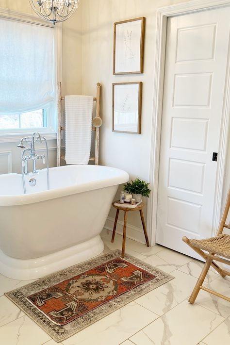 Bathroom decor inspo ft. a petite Turkish rug from Revival (Photo: @decorkateky on Instagram) Rug In Bathroom, Turkish Bathroom, Bright Rugs, Rug Bathroom, Clawfoot Bathtub, Cool Rugs, Red Rugs, Bathroom Rugs, Rug Styles