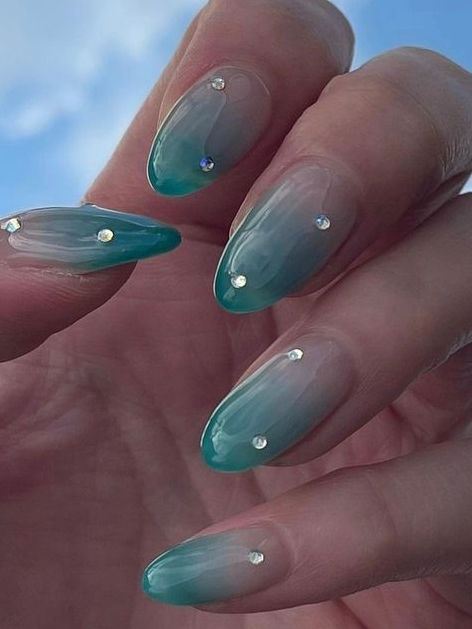 turquoise nails: ombre with rhinestones Turquoise Nail Designs, Cute Almond Nails, Aqua Nails, Teal Nails, Water Nails, Turquoise Nails, Nails Yellow, Mode Crochet, Summery Nails