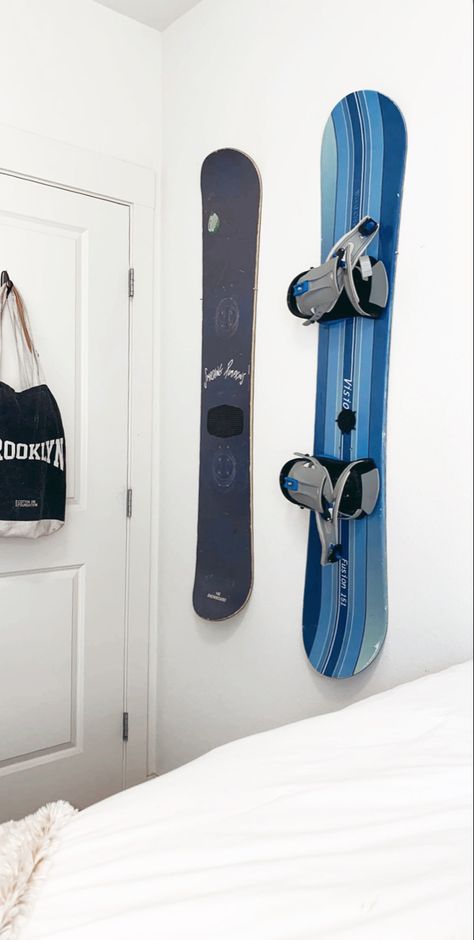 Snowboard Room Decor, Snowboard Room, Snowboards Design, Snowboard Decor, Carolina Room, Snowboard Aesthetic, Snowboard Design, Snow Season, Teenage Room