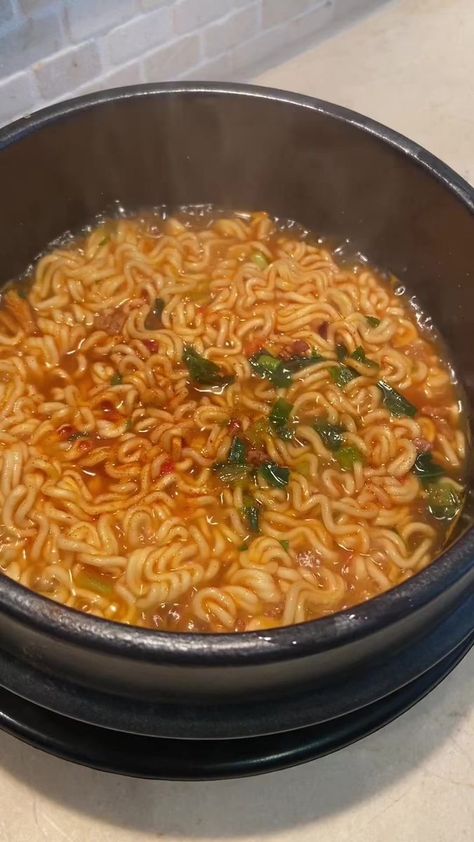 Ramen Noodle Buldak, Ramen Pictures, Shin Noodles, Shin Ramen, Spicy Ramen, Food Receipt, Food Babe, Food Therapy, Yummy Comfort Food