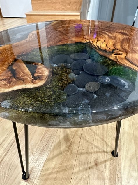 Resin Stool Top, Moss Resin Table, Resin Table Top Ideas, Resin End Table, Wine Bottle Glass Holder, Rock Crafts Diy, Resin Side Table, Resin Tables, Epoxy Tables