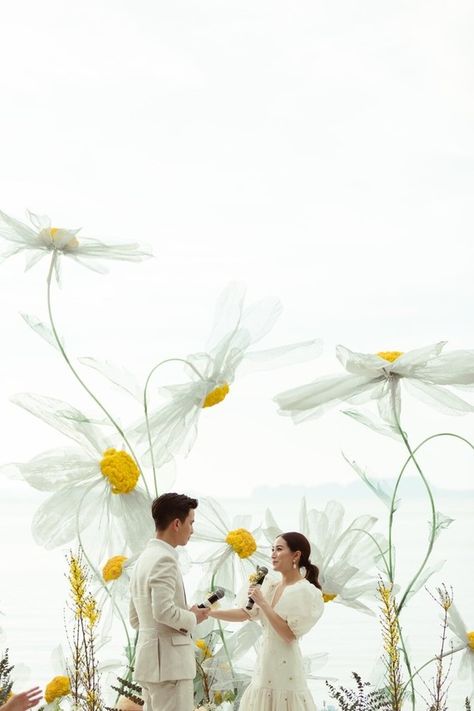 An INCREDIBLE daisy themed wedding in Thailand | Real Weddings, Wedding Inspiration | 100 Layer Cake Daisy Themed Wedding, Giant Flowers Wedding, Giant Flowers Diy, Wedding In Thailand, Daisy Party, Thailand Wedding, Dream Wedding Decorations, Daisy Wedding, Wedding Backdrop Design