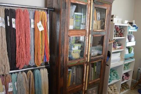 Fiber Studio – Boho Chic Fiber Co. Weaving Studio Organization, Fiber Studio Ideas, Weaving Studio Spaces, Knitting Studio Space, Fiber Arts Studio, Fiber Art Studio, Artist Studio Organization, Fiber Studio, Weaving Studio