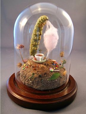 Lisa Wood diorama with insects drinking tea under a glass dome #glassdome #cupola #cloche - Carefully selected by GORGONIA www.gorgonia.it Antique Glass Domes, Bug Taxidermy, Common Toad, Above The Fireplace, Taxidermy Decor, Toad In The Hole, Insect Taxidermy, Taxidermy Art, Horror Decor