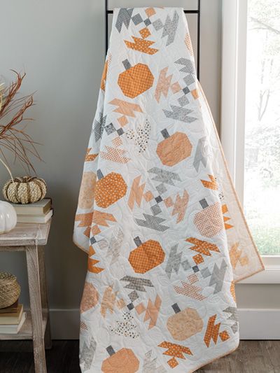 Beginner Quilting Projects Simple, Pumpkin Quilts Patterns, Ember Quilt Pattern, Fall Decor Sewing Projects, Fall Quilting Projects, Blanket Patterns Sewing, Easter Quilt Patterns, Easy Quilts For Beginners, Thanksgiving Quilt