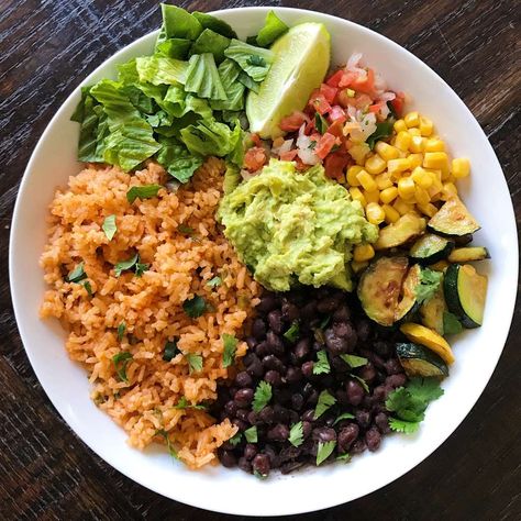 Super Bowl Party Food Main Dish, Veggie Taco Bowl, Vegan Food Asthetic Picture, Healthy Colorful Meals, Vegaterian Lunch Meals, Burrito Bowl Aesthetic, Burrito Bowl Vegetarian, Mexican Bowl Recipe, Veggie Burrito Bowl