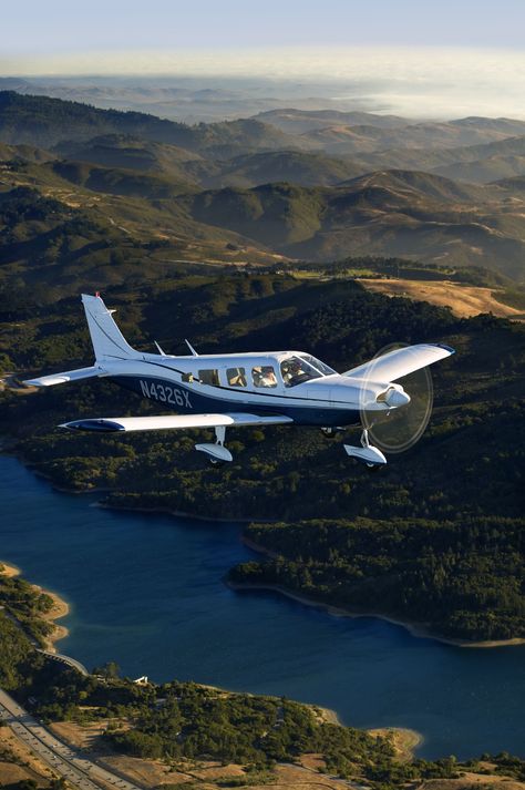 Piper Cherokee Six Piper Warrior Plane, Piper Warrior, Pilots License, Piper Cherokee, Plane Landing, Pilot Career, Piper Aircraft, Jet Privé, Small Plane